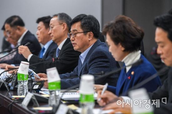[포토] 김동연 부총리, 판교밸리 기업지원허브서 경제관계장관회의 개최