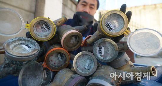 [포토]한파에 수도 계량기 동파