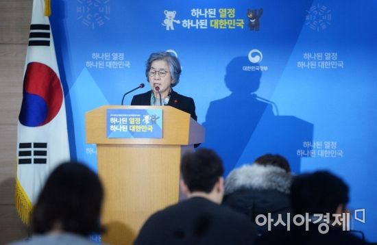 박은정 국민권익위원장이 12일 서울 세종로 정부서울청사 브리핑룸에서 부정청탁 및 금품 등 수수의 금지에 관한 법률(김영란법·청탁금지법) 시행 1년의 변화와 이를 바탕으로 한 발전방안을 발표하고 있다. /문호남 기자 munonam@