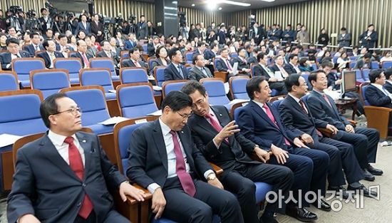 [포토] 한국당, 원내대표 선출 의총