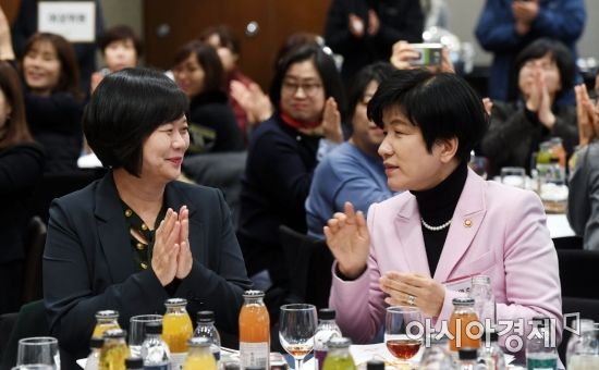 [포토] 금융노조 여성위원회 총회 참석한 김영주 장관-이정미 대표