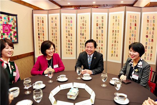 홍종학 중소벤처기업부 장관(왼쪽에서 세번째)은 12일 서울 논현동 임페리얼 팰리스 호텔에서 여성벤처기업인들과 간담회를 통해 애로사항을 청취했다.
