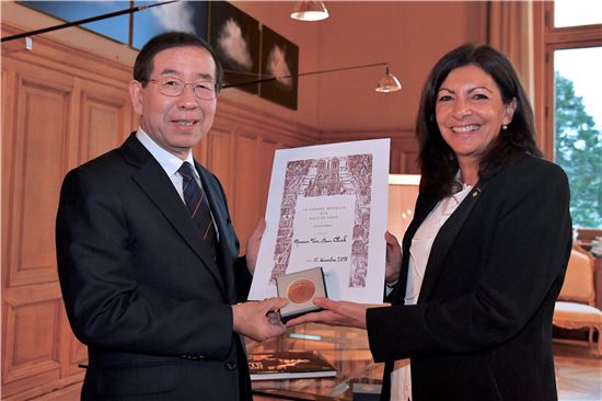 파리 명예메달 수여하는 박원순 서울 시장(왼쪽)과 안 이달고 파리 시장. (사진=서울시 제공)