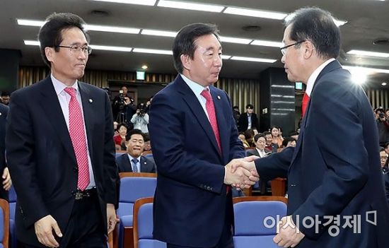 [포토] 축하 받는 김성태 신임 원내대표