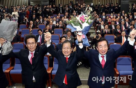 洪 "한국당, '흙수저 정당'으로 바뀌었다"…조직·정책 혁신 예고 