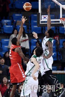 [포토] 버튼, '승리를 부르는 슛블록'