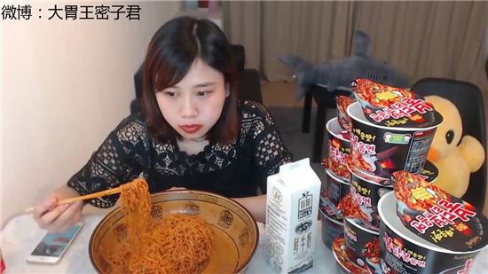 중국의 한 블로거가 유튜브를 통해 삼양식품의 매운맛 불닭볶음면에 도전하는 모습을 방송하고 있다. 
