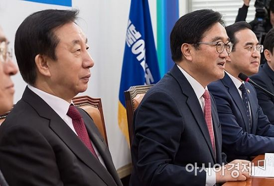 김성태 자유한국당 신임 원내대표와 우원식 더불어민주당 원내대표.