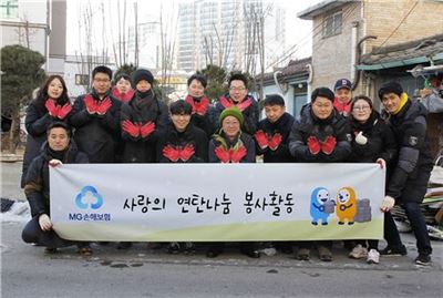 지난 12일 MG손해보험 조이봉사단은 서울 동대문구 신설동 내 환경취약가구 6세대를 방문, 연탄 300장을 전달했다.(사진=MG손해보험)  