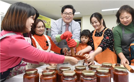 광진구 학생들 전통고추장 담가 한부모 가정 등 전달 