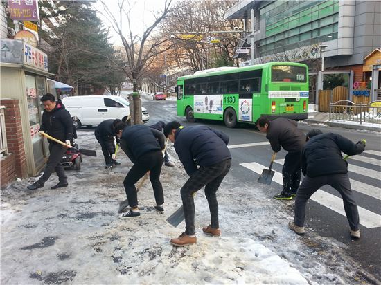 노원구 공무원과 주민 제설작업 총력