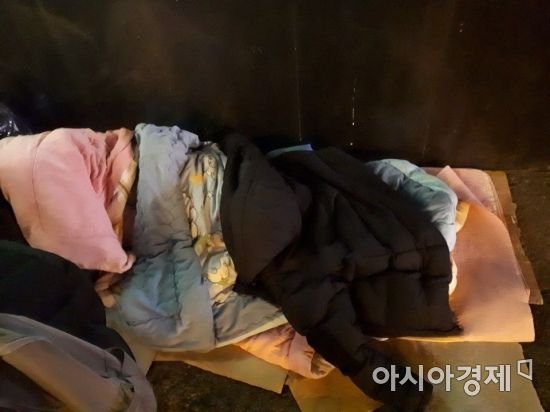 12일 밤 서울역 근처서 까는 이불 2개와 덮는 이불 2개로 노숙인 A씨가 추위와 싸우고 있다.  /사진=한승곤 기자 hsg@asiae.co.kr