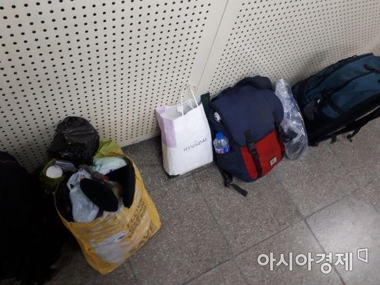 12일 밤 노숙인들이 서울 중앙 지하도에 짐을 놓고 추위를 피해 이동했다. /사진=한승곤 기자 hsg@asiae.co.kr