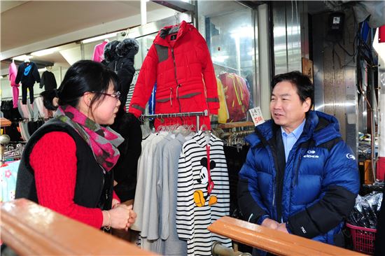 [포토] "지진피해 관리 만전"…홍종학 포항 현장점검