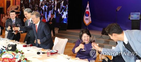 문재인 대통령과 부인 김정숙 여사가 13일 오후 중국 국빈방문 첫 일정으로 베이징에 위치한 완다 소피텔 호텔에서 열린 재중국 한국인 오찬 간담회에서 추자현-우효광 부부와 건배하고 있다. 사진=연합뉴스 제공