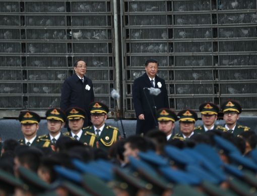 [이미지출처=EPA연합뉴스] 시진핑 중국 국가 주석(오른쪽)이 난징 대학살 80주년 추모식에 입장하고 있다.
