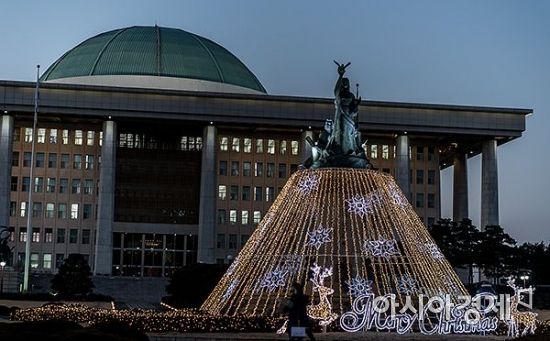 [포토] 국회의사당 앞의 크리스마스 트리