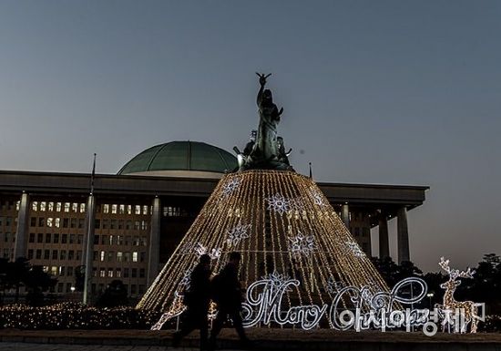 [포토] 국회의사당 앞 크리스마스 트리
