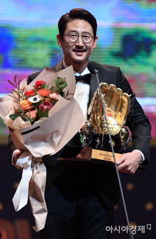 [포토] 골든글러브 수상하는 박용택