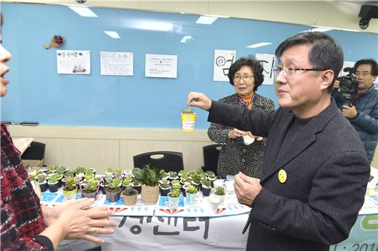 김성환 노원구청장이 13일 노원50플러스센터 개관 1주년 기념식에 참석했다.