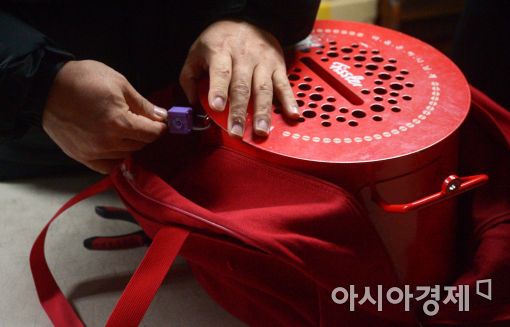 하루 동안의 정성이 모인 자선냄비는 서울 서대문구 충정로에 위치한 '구세군 빌딩'에서 모금본부장과 담당 사관들이 지켜보는 가운데 개봉된다. 김기석 구세군 모금본부장이 자선냄비의 자물쇠를 풀고 있다. 
