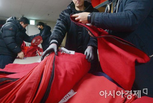 구세군 직원들이 서울 곳곳에 설치된 자선냄비의 지역번호에 맞게 가방을 정리하고 있다. 자선냄비는 철저한 원칙 아래 기부문화를 이어가고 있다. 
