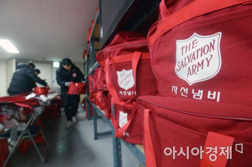 시민들의 성금이 담긴 수거 자루가 창고 선반에 놓여 있다. 

