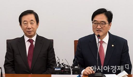 김성태 자유한국당 원내대표와 우원식 더불어민주당 원내대표(오른쪽).