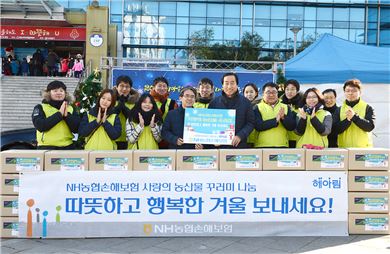 지난 13일 NH농협손해보험 헤아림봉사단은 식료품 꾸러미 100박스를 제작해 서대문구 내 저소득 가구에 전달했다. 저소득 가구 방문에 앞서 이윤배 대표이사(앞줄 왼쪽 네 번째)와 헤아림봉사단원, 문석진 서대문구청장(앞줄 오른쪽 네 번째)이 기념촬영을 하고 있다.(사진=NH농협손해보험) 
