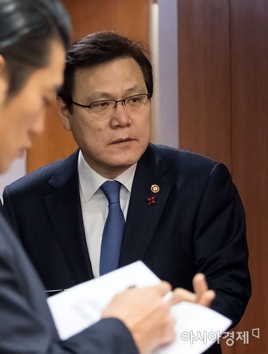 [포토] 최종구 금융위원장, 국정현안점검회의 참석