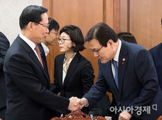 [포토] 인사 나누는 송영무 장관-최종구 위원장