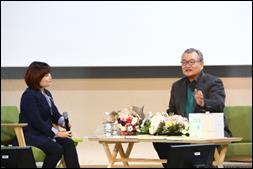 크라운-해태제과 AQ모닝아키데미 300회를 기념한 토크콘서트에서 윤영달 회장(오른쪽)이 특별 강연을 하고 있다.왼쪽은 진행자 방송인 박경림.