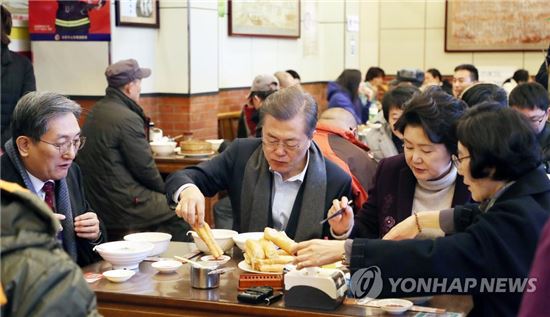 ‘소프트 외교’ 나선 문 대통령, 중국 전통 메뉴로 베이징 시민들과 아침 식사