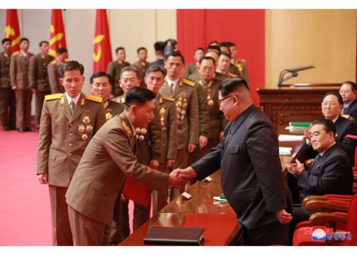 북한은 12일 평양 4·25문화회관에서 대륙간탄도미사일(ICBM)급 '화성-15' 개발자들에 대한 표창 수여식을 진행했다고 노동신문이 13일 보도했다. 행사에서 김정은은 '화성-15' 개발자들에게 직접 표창을 수여했다. (사진=연합뉴스)