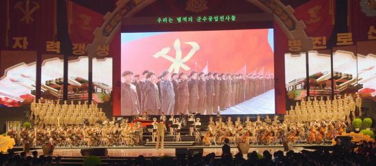 제8차 군수공업대회 참가자들을 위한 축하공연이 지난 13일 평양 4·25 문화회관에서 진행되고 있다. [이미지출처=연합뉴스]