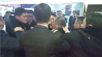 中경호원들의 문재인 대통령 방중 취재기자단 무차별 폭행 장면 / 동영상 캡처(아시아경제DB)