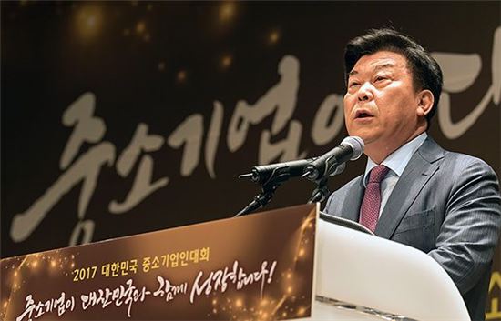 박성택 중기중앙회장이 중소기업의 위상과 사회적 신뢰 제고를 위한 업계 노력을 당부하고 있다.
