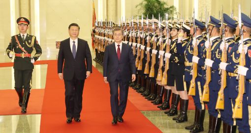 문재인 대통령과 시진핑 중국 국가주석이 14일(현지시간) 오후 베이징 인민대회당 북대청에서 열린 공식환영식에서 의장대의 사열을 받고 있다.[사진=연합뉴스]