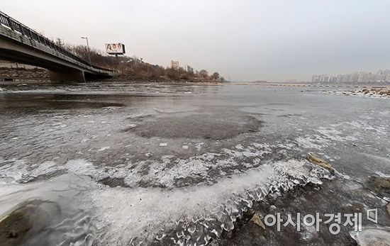 [포토] '최강 추위에 한강도 71년만에 가장 빨리 얼었다'
