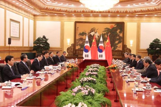 문재인 대통령과 시진핑 국가주석이 14일 베이징 인민대회당 동대청에서 확대정상회담을 하고 있다. 사진=청와대