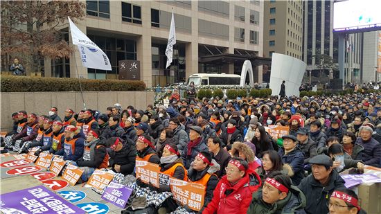 15일 서울 중구 청계천 광장에서 전국교직원노동조합 소속 교사들이 연가투쟁을 벌이고 있다.