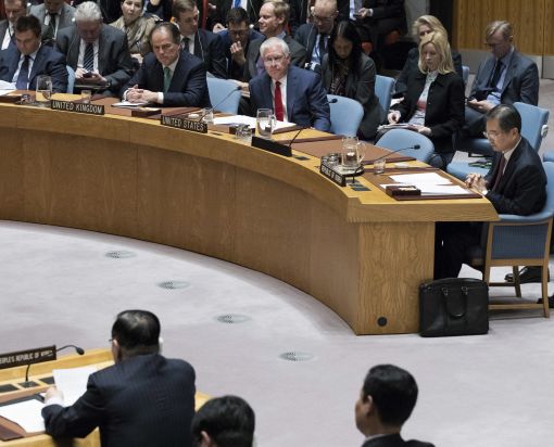 [이미지출처=AP연합뉴스] 북핵 문제를 논의하기 위해 15일 열린 유엔 안보리 장관급 회의에서 렉스 틸러슨 미국 국무부 장관(윗줄 중앙)이 자성남 유엔 주재 북한대사(아랫줄 왼쪽)의 발언을 듣고 있다. 