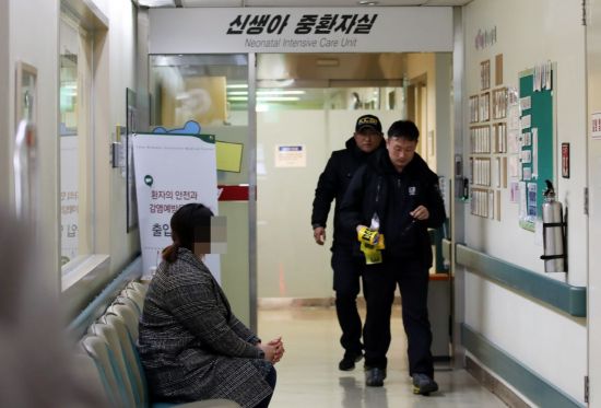 17일 오전 서울 시내 모 대학병원 내 신생아집중치료실에서 조사를 마친 경찰들이 치료실을 나서고 있다. 전날 오후 9시부터 11시까지 2시간 동안 이 병원 인큐베이터에 있던 신생아 4명이 잇따라 숨진 사건이 발생해 경찰이 수사에 나섰다.(사진=연합뉴스)