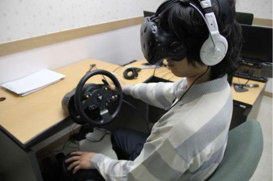 내년부터 시행되는 알코올 중독 범죄자 가상현실[VR] 치료 시행을 앞두고 법무부가 지난 15일 오후 서울보호관찰소내 가상현실 치료실에서 가상현실[VR] 치료 시연을 하고 있다