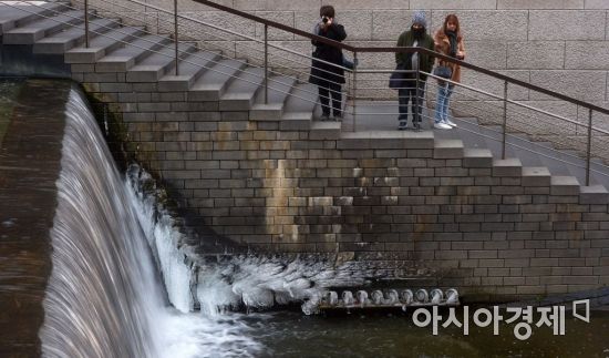 [포토]종일 강추위에 얼어붙은 청계천
