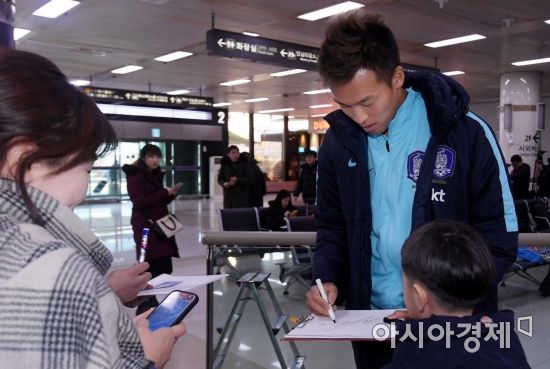[포토] 꼬마팬에게 사인해주는 김신욱