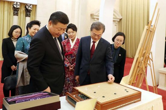 시진핑 중국 국가주석이 문재인 대통령에게 바둑판과 바둑돌을 선물하고 있다. <사진=연합뉴스>