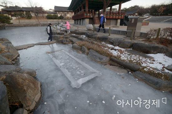 [포토]꽁꽁 언 연못 