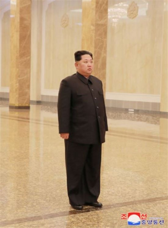 조선중앙통신은 김정은 북한 노동당 위원장이 지난 17일 김정일 국방위원장의 6주기를 맞아 그의 시신이 안치된 금수산태양궁전을 참배했다고 18일 보도했다. (사진=조선중앙통신)