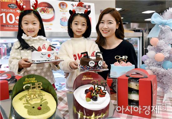 18일 서울 등촌동 홈플러스 강서점에서 모델들이 홈플러스 베이커리 ‘몽 블랑제’의 크리스마스 케이크들을 선보이고 있다. 
